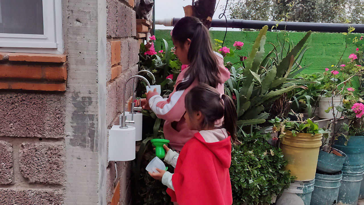 Niñas tomando agua de purificadror Clarity