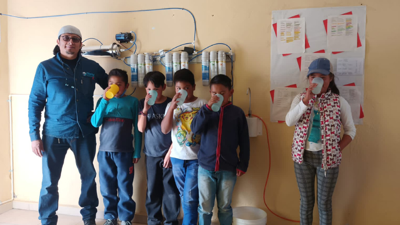 Clemente técnico con niños de la comunidad